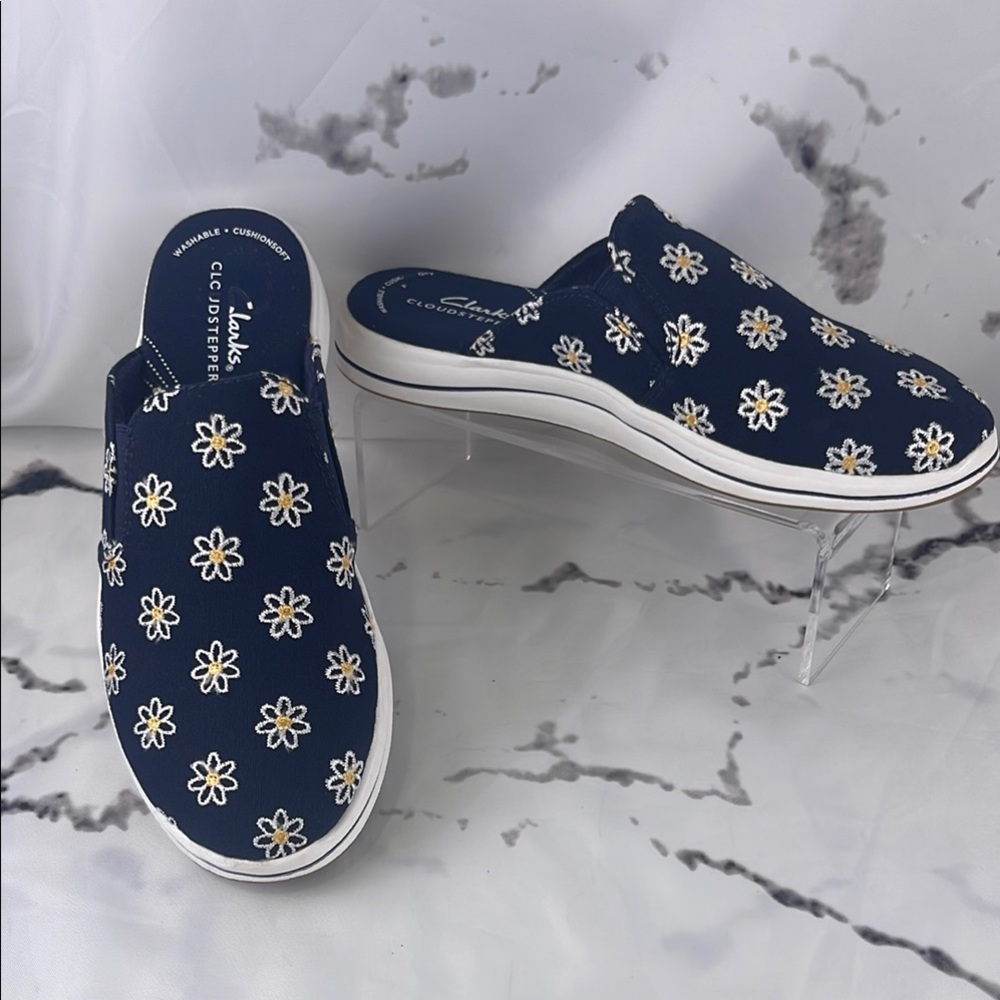 Clarks Breeze Shore Canvas Mules Cloudsteppers Blue and White Daisy Design